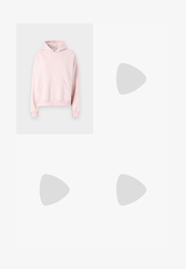 Felpa rosa chiaro realizzata in tessuto morbido. Presenta una tasca frontale, polsini a costine e un cappuccio con cordino. Design semplice e rilassato.; Pantaloni della tuta rosa chiaro realizzati in tessuto morbido, dotati di un elastico in vita con coulisse e design a gamba svasata.; Sneaker bianco in pelle con punta perforata, suola testurizzata e lacci bianchi, abbinati a pantaloni rossi larghi e uno sfondo blu e giallo.; Borsa hobo in pelle beige chiaro con silhouette curva, tracolla sottile e chiusura superiore con zip. Texture liscia con accenti minimi.