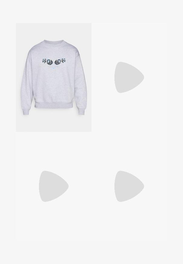 Felpa grigia realizzata in tessuto morbido, con una stampa grafica di elementi decorativi neri e blu sul davanti, colletto rotondo e polsini a costine.; Tre canottiere in bianco, grigio e nero. Ognuna presenta un classico design senza maniche, realizzata in leggero cotone con una texture a costine.; Jeans in denim azzurro chiaro con design a gamba dritta, caratterizzati da una vita media, cinque tasche e chiusura con bottone e zip.; Scarpa sportiva grigia con tomaia in mesh e suede, dettagli bianchi, suola ammortizzata e un design distintivo con elementi riflettenti.