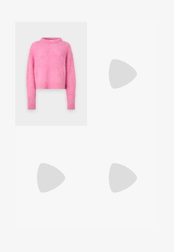 Rožinė trumpa megztinė, pagaminta iš minkštos, pūkuotos medžiagos, su ilgomis rankovėmis ir aukštu apykakle. Textūruotas paviršius su laisvos formos dizainu.; Juodas trumpas rankovėmis marškinėliai, pagaminti iš minkštos medžiagos, su apykakle ir susibūrimo detalėmis kairėje pusėje, suteikiančiomis švelnaus tekstūros efekto.; Juodos plačios kojų džinsai, pagaminti iš džinsinio audinio, su penkiomis kišenėmis, varinėmis iškrovomis ir klasikiniu mygtuko uždarymu. Lygi tekstūra su švariu dizainu.; Juodi odiniai loaferiai su apvaliu pirštu, turi fransuojančią detalę ir dekoratyvinę juostelę priekyje, įrengti ant masyvaus kulno.