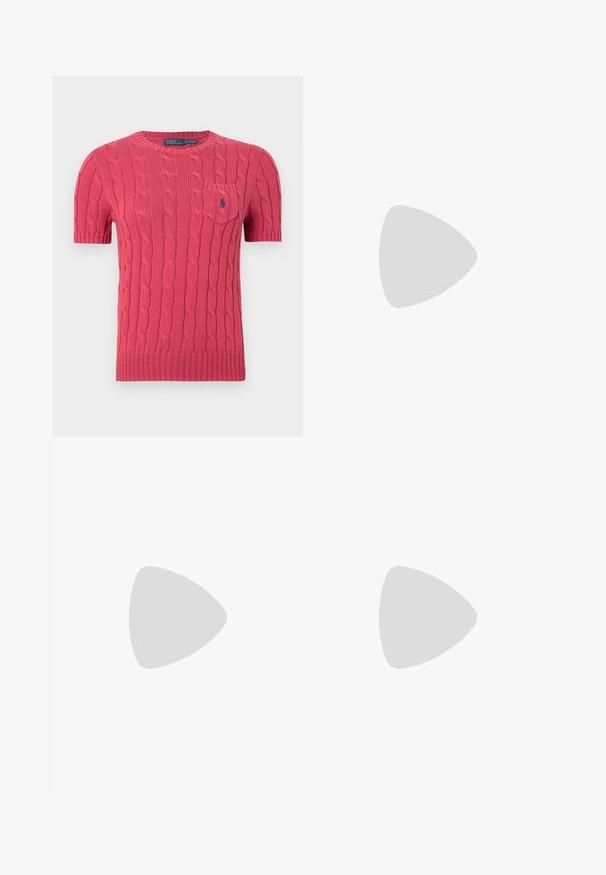 Koralų spalvos trumpomis rankovėmis megztinis su pinčių raštu, apvali iškirptė, ribbingo audimo apykaklė ir apačia, turintis nedidelę krūtinės kišenę ir logotipo detalę.; Tamsiai mėlynos tiesaus kirpimo kelnių su diržo kilpomis, mygtuko uždarymu ir šoninėmis kišenėmis ant vienodos šviesios fono.; Baltos odinės sportbačiai, žemo profilio, su lygia tekstūra, apvalia nosimi, raištelių sistema priekyje ir mažyte siuvinėta logo šone.; Šviesiai rudos odos rankinė su kreiva forma, auksiniais aksesuarais ir plonu petiniu diržu. Yra užtrauktuko uždarymas ir logotipo detalė priekyje.