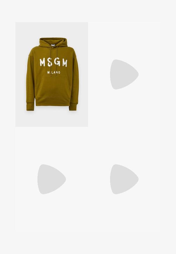 Olíva zöld kapucnis pulcsi, elöl fehér "MSGM MILANO" felirattal, elülső kengurus zsebbel és húzózsinóros kapucnival.; Világosszürke, sima anyagból készült, szabott nadrág, gombos záródással, övhunokkal és egyenes szárú kialakítással. Zsebek nem láthatók.; Fehér bőr sportcipő sima felülettel, kerek orral, lapos fűzőkkel és texturált talppal. Finom logó található a sarokon.; Fekete kerek napszemüveg sötét lencsékkel és karcsú fém szárakkal. Átlátszó szárvégeket és ezüst részleteket tartalmaz az ívnél. Minimalista dizájn.