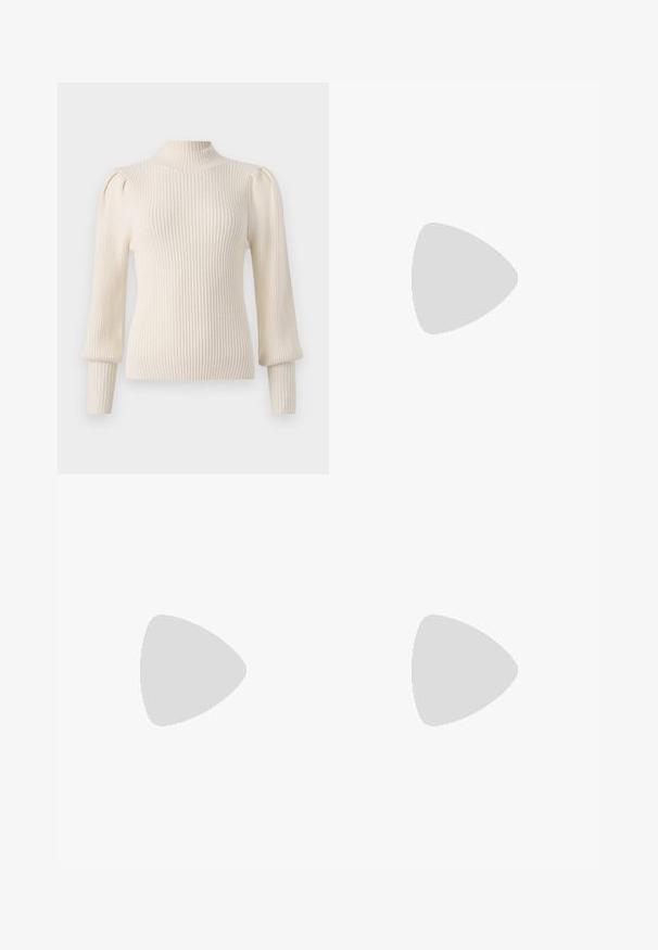 Pulover din tricot ribonat cu o nuanță deschisă de crem, guler înalt, croială ajustată, mâneci bufante și manșete conice, având o textură moale și o ușoară elasticitate.; Pantaloni din denim largi, cu un gradient de la albastru deschis la albastru închis, talie înaltă, bucle pentru curea și o curea din același material. Finisaj texturat din denim.; Pantofii cu toc slingback, cu vârful ascuțit, dintr-un material tan neted și strălucitor. Prezintă un design cu decupaj curbat și un toc subțire stil stiletto. Detaliu cu cataramă argintie.; Even&Odd Geantă de mână - brown