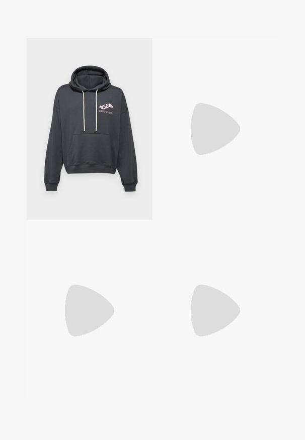 Mørkegrå hættetrøje med en frontlomme, snøre i huen og pink "BURRO STUDIO" logo. Blødt stof med en afslappet pasform.; Blå denim jeans med lige ben, der har et gentaget tekstmønster med "Vivienne Westwood" i hvid. Klassisk fem-lomme design.; Sort vævet slip-on sko med en glat læderdetalje på overdelen, en rund tådesign og en lavprofil gummisål.; Sort polstret taske med en bred, blød skulderrem og topgreb. Har en lynlåslukning og et diskret logo på forsiden.