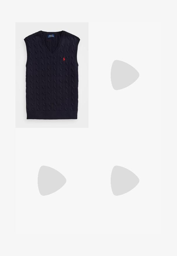 Polo Ralph Lauren CABLE-KNIT COTTON SLEEVELESS JUMPER - Camisola - hunter navy; Camisa de botão de manga longa às riscas em azul e branco, com colarinho clássico, botão na frente e logótipo bordado no peito.; Calças de algodão bege com corte reto, apresentando passantes para cinto, frente lisa e bainhas ajustadas. Textura suave e detalhes mínimos.; Sapato de couro preto tipo loafer com bico arredondado, detalhes em costura e faixa decorativa na frente. Sola plana com perfil mínimo.