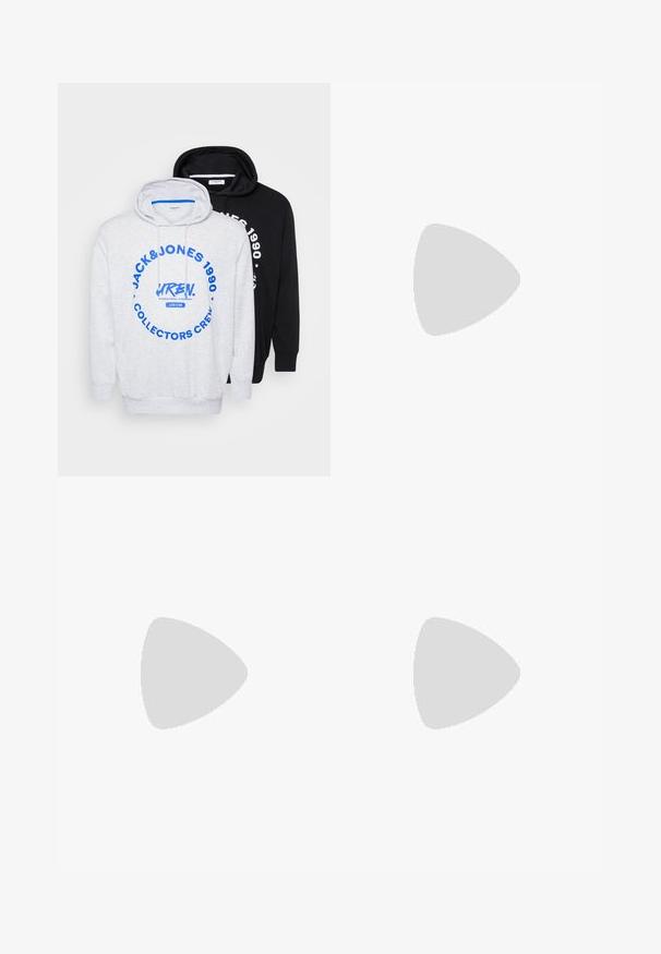 Zwei Kapuzenpullover: einer in Grau mit blauer Grafikschrift und einem großen Kreisdesign, der andere ein einfarbiger schwarzer, beide mit Kordelzugkapuzen und gerippten Bündchen.; Weiße Baumwoll-T-Shirt mit kurzen Ärmeln, rundem Ausschnitt, lockerer Passform und ohne sichtbare Logos oder Muster. Glatte Textur und minimalistisches Design.; Schwarze Jogginghosen aus weichem Stoff, mit einem elastischen Taillenbund und Kordelzug, gerippten Bündchen und einem kleinen Logo am linken Oberschenkel.; Weiße Leder-Sneaker mit Perforationen, runder Zehenpartie, flacher Sohle und dicken Schnürsenkeln, mit sichtbar eingesticktem Swoosh-Logo und "AIR" an der Ferse.
