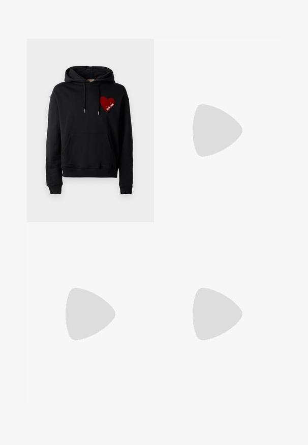 Schwarzer Hoodie mit einer Vordertasche, Kordelzügen und einem roten Herzgrafik mit dem Wort "FUTURE" in Weiß. Weiches Baumwollmaterial.; Langärmliges weißes Baumwollhemd mit rundem Ausschnitt, seitlichen Schlitzen am unteren Rand und glatter Textur, von hinten präsentiert.; Helle blaue Jeans im Geradeschnitt-Design, mit fünf Taschen, Knopfverschluss, minimaler Ausbleichung und kontrastierenden Nähdetails.; Weißer Sneaker mit glattem Lederobermaterial und niedrigem Profil. Verfügt über eine runde Zehenpartie, sechs Ösen und eine strukturierte Gummisohle.