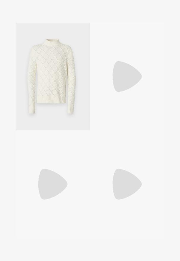 Maglione color crema con colletto alto, caratterizzato da un motivo a treccia a rombi e polsini e orlo a coste. Tessuto morbido, maniche lunghe.; Pantaloni neri su misura con una vestibilità dritta, realizzati in tessuto liscio. Presentano passanti per cintura e dettagli di piega lungo la parte anteriore.; Mocassini neri in pelle con punta arrotondata, dettaglio di cucitura rialzata sulla tomaia e suola piatta in gomma. Texture liscia, design classico.; Occhiali da sole trasparenti in plastica con lenti rettangolari marroni, dotati di sottili aste trasparenti e dettagli in metallo sulle tempie.; Cartella in pelle blu scuro con doppio manico superiore e tracolla removibile. Presenta una finitura texturizzata, cuciture verticali e dettaglio del logo.