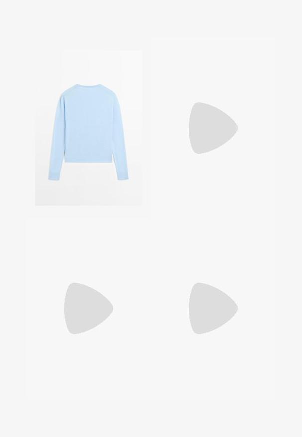 Hellblauener Langarm-Pullover aus weichem Material, mit rundem Halsausschnitt und gerippten Bündchen. Die Rückansicht zeigt ein einfaches, klares Design.; Weit geschnittene Hosen in einem hellen cremefarbenen Farbton. Hergestellt aus einem glatten Stoff mit Falten an der Vorderseite und seitlichen Taschen.; Braune Leder-Slidesandalen mit flacher Sohle, ausgestattet mit einem breiten Riemen und weißen geometrischen Akzenten für ein minimalistisches Design.; Mango Handtasche - brown