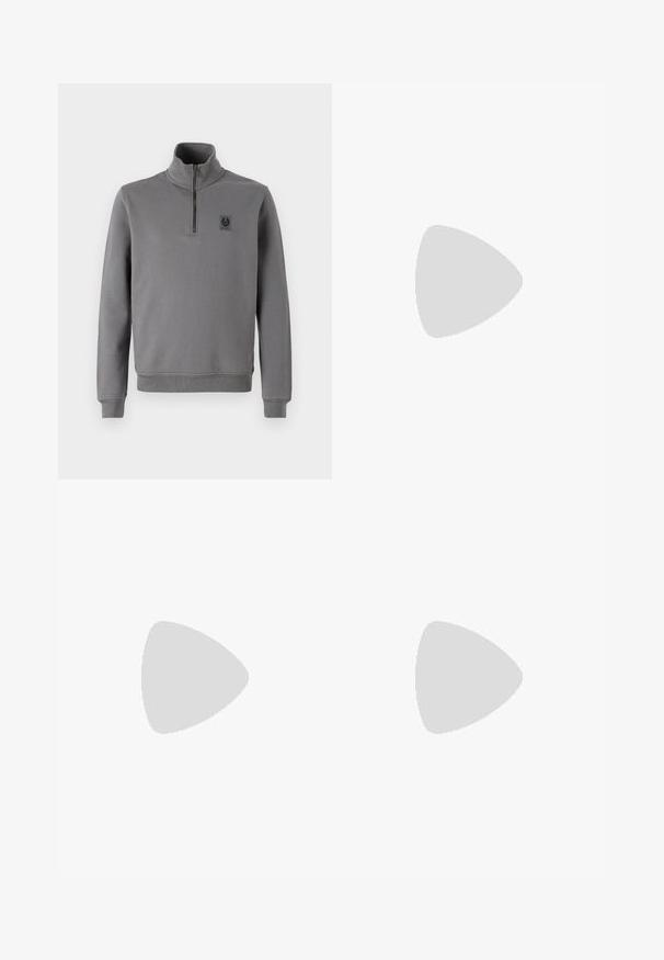 Siv pulover s kapuco in visokim ovratnikom, spredaj s pol-zadrgo, z rebrastimi manšeti in robom, ter majhnim logotipo patchom na prsih. Mehak teksturiran material.; Bela bombažna srajca z dolgimi rokavi in okroglo ovratnikom, z bočnimi razporki na dnu in gladko teksturo, prikazana s hrbtne strani.; Svetlo modre denim kavbojke s ravno nogavico, petimi žepi, z gumbom za zapiranje, minimalnim zbledelostjo in kontrastnimi šivi.; Bela športna obutev z gladkim usnjenim zgornjim delom in nizkim profilom. Ima zaokrožen nos, šest lukenj za vezalke in teksturiran gumijast podplat.