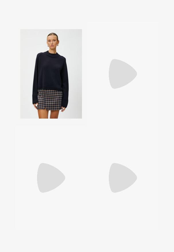 Koton CROP HIGH NECK LONG SLEEVE - Maglione - navy; Pantaloni neri a gamba dritta, con tasche frontali e spacchi laterali all'orlo. Realizzati in tessuto morbido e liscio. Adatti a diverse occasioni.; Infradito neri con una finitura lucida, tre sottili cinturini e un dettaglio hardware circolare sulla punta. Design elegante con un tacco minimale.; Occhiali da sole neri rettangolari con lenti scure, montatura in plastica liscia e tempie curve. Il design è voluminoso con un'estetica minimalista.