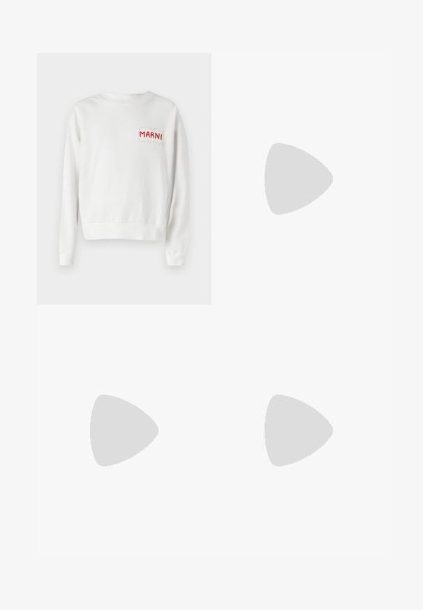 Sweatshirt blanc avec une étiquette rouge "MARNI" cousue sur la poitrine gauche, dotée de poignets et d'un ourlet côtelés pour un ajustement confortable. Texture de tissu douce.; Pantalons cargo noirs en coton à coupe ample, dotés de deux poches latérales et de texte brodé sur la jambe gauche.; Stuart Weitzman CLUB CLASSIC PENNY LOAFER - Mocassins de ville - black; Sac à bandoulière en cuir noir avec une poche avant zippée, logo embossé et une bandoulière ajustable. Texture lisse avec une forme structurée.