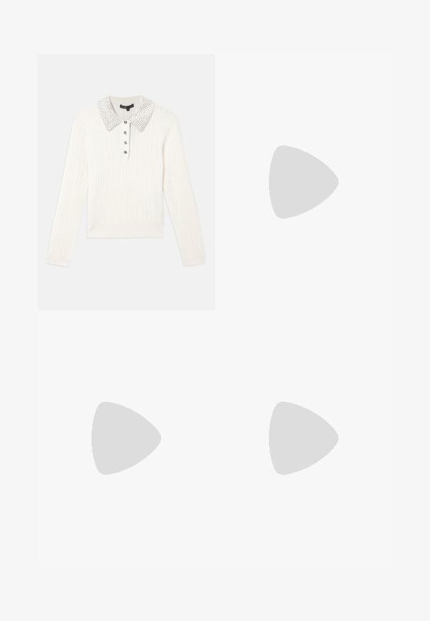 Pull en laine de couleur blanche à manches longues avec un col en perles et quatre boutons décoratifs noirs sur la patte de boutonnage avant.; Jean en denim bleu classique avec une coupe droite, cinq poches et une fermeture par bouton. Présente un lavage moyen et une texture robuste.; Escarpins slingback en cuir noir avec bout pointu, petit talon kitten et détail froncé sur le cou-de-pied. Texture lisse et design minimaliste.; Sac à main en simili cuir noir avec une texture crocodile, un dessus resserré et une sangle froncée. A l'apparence douce et compacte.