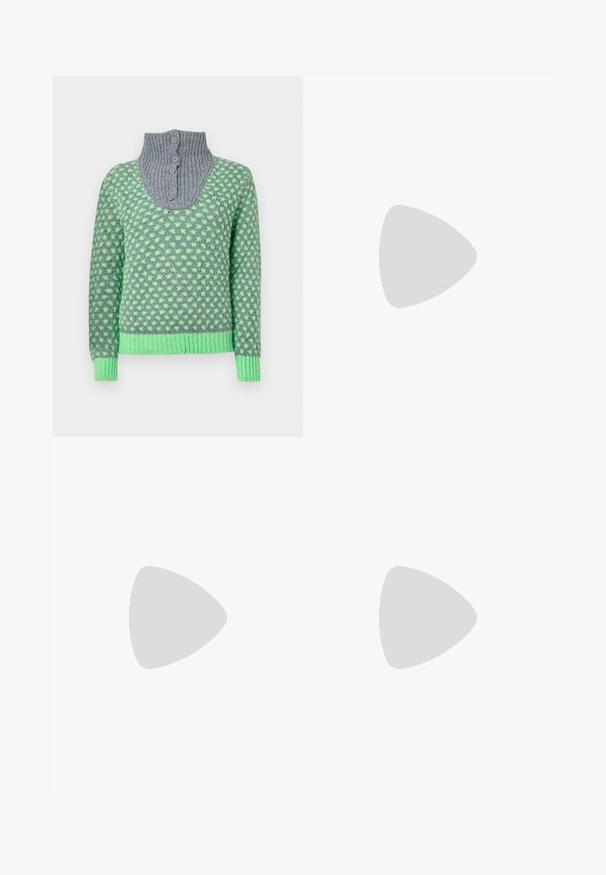 Strikket genser med grått ribbestrikket krage med fem knapper, grønt geometrisk mønster og grønne ribbestrikkede mansjetter og kant.; Sorte høytlivsjeans med knapp og glidelås, frontlommer og utsvingte bein liggende flatt på en hvit bakgrunn.; Svarte ankelstøvler laget av glatt lær, med glidelås på siden, chunky strukturert hæl, og rund tå-design.; Svart lær tote bag med glatt tekstur, rektangulær form og to lange håndtak. Ingen synlige deler eller dekorasjoner.