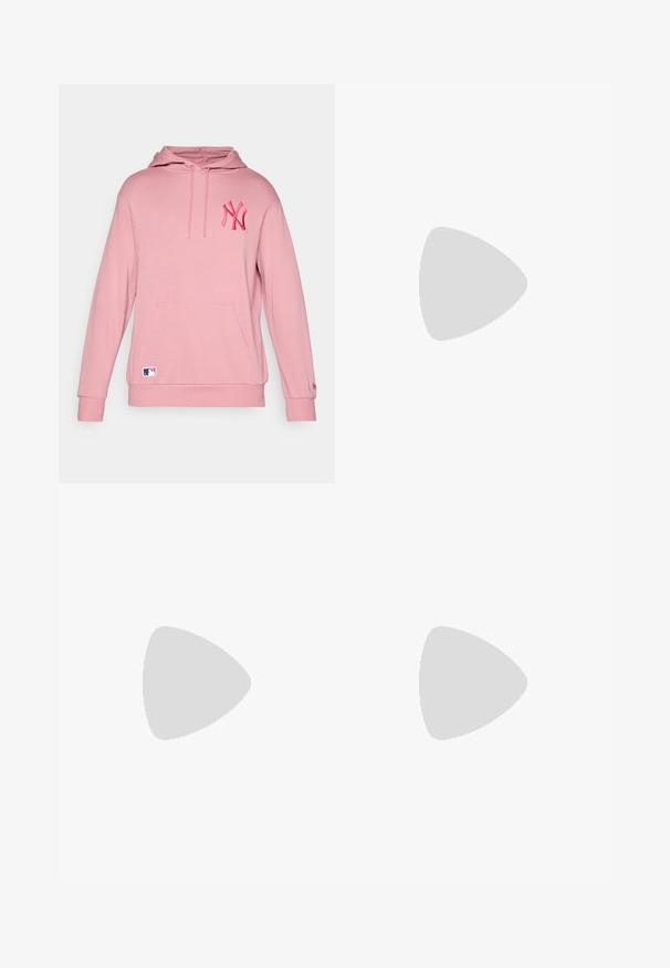 Sweat à capuche rose avec une poche kangourou et des poignets côtelés, arborant un logo NY brodé sur la poitrine et une petite étiquette MLB en bas.; T-shirt en coton blanc à manches courtes, col rond et coupe décontractée. Texture lisse sans motifs ou accents visibles.; Shorts cargo marron en coton, avec plusieurs poches latérales, une fermeture à bouton et un design à l'avant plat. Texture lisse, style décontracté.; Baskets basses blanches avec un système de laçage à l'avant, un patch de talon en suédine grise et le logo "Tommy Hilfiger" sur le côté.; Lunettes de soleil en métal avec des verres ovales verts. Monture en métal argenté mince et embouts d'oreille noirs. Design minimaliste, sans logos visibles.