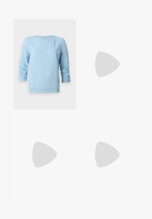 Pull en maille texturée bleu clair avec des manches longues, col rond, et bords côtelés aux poignets et à l'ourlet. Le design présente un motif en nid d'abeille subtil.; Pantalons à jambes larges en tissu marron, avec une ceinture à boucle carrée, un design plissé et une texture lisse.; Sandales compensées en tan avec un design à lanières croisées, boucle réglable à la cheville et une semelle compensée en espadrille tissée texturée.; Sac fourre-tout en daim marron avec une texture douce, grande ouverture et longues sangles. Présente un design simple avec des coutures visibles et sans matériel.
