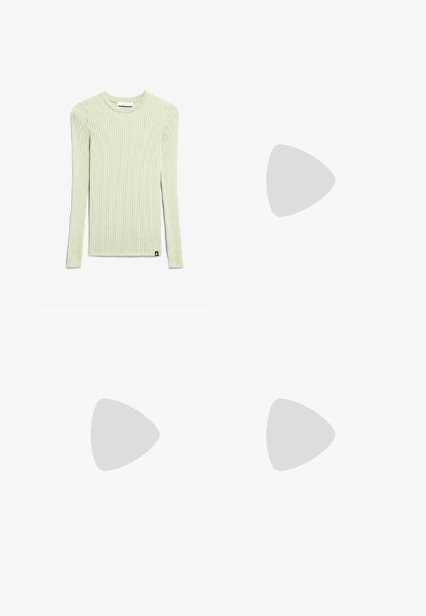 ARMEDANGELS ALAANIA RN - Strickpullover - pastel green; Schwarze weite Hosen mit hoher Taille, Knopfdetails am Bund und vorderen Falten.; Schwarzer Lackleder-Stiefelette mit spitzer Zehe und einem mittelhohen Blockabsatz. Glatte Textur und minimalistisches Design.; Schwarze Leder-Shopper-Tasche mit zwei langen Griffen, einer glatten Textur und einer strukturierten Form. Verfügt über eine Vordertasche für zusätzlichen Stauraum.