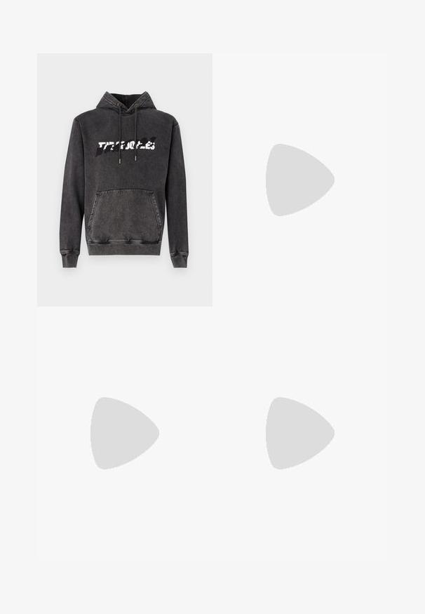 Hoodie noir en mélange de coton, avec une poche avant, des cordons de serrage ajustables, et un design graphique en texte blanc sur la poitrine.; T-shirt en coton gris à manches courtes, présentant un petit logo beige sur la partie gauche de la poitrine. Col rond, coupe décontractée.; Jeans en denim noir avec une coupe ample, taille haute, cinq poches et une fermeture à bouton visible. Présente un délavage subtil et une coupe droite.; Baskets blanches et noires avec une tige en cuir lisse, des accents texturés et une semelle épaisse blanche. Présentent un design classique à lacets.