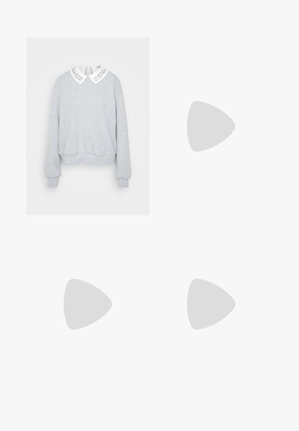 Sudadera gris de manga larga, con dobladillo redondeado y un cuello blanco que presenta un diseño de franjas plateadas. Textura de tela suave.; Pantalones negros de campana hechos de una tela elástica, con una cintura alta y una textura suave. Los pantalones se ensanchan desde la rodilla.; Mocasines de plataforma negros con punta redondeada, parte superior de cuero suave, hebilla ajustable y suela de goma texturizada con estrías horizontales.; Pendientes de aro de plata con un acabado liso y pulido. Forma redonda y cierre de click seguro. Diseño ligero adecuado para el uso diario.