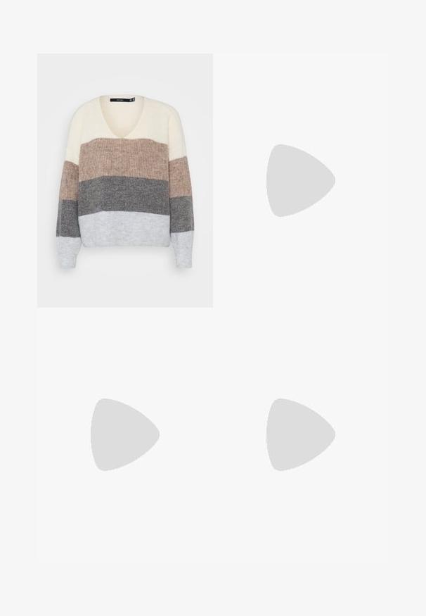 Pulover s V-izrezom s horizontalnim prugama u krem, bež, sivoj i svijetlosivoj boji. Izrađen od mekog pletenog materijala s dugim rukavima.; Vero Moda Petite VMTESSA PANTS - Hlače - chocolate torte; Crne gležnjače s sjajnom površinom, četvrtastim vrhom i debelim blok petama. Dizajn ima besprijekornu siluetu i minimalno brendiranje.; Srebrne metalne naušnice u obliku prstena s brušenom teksturom, s kružnim dizajnom i prozirnom vrstom kopče za sigurno nošenje.