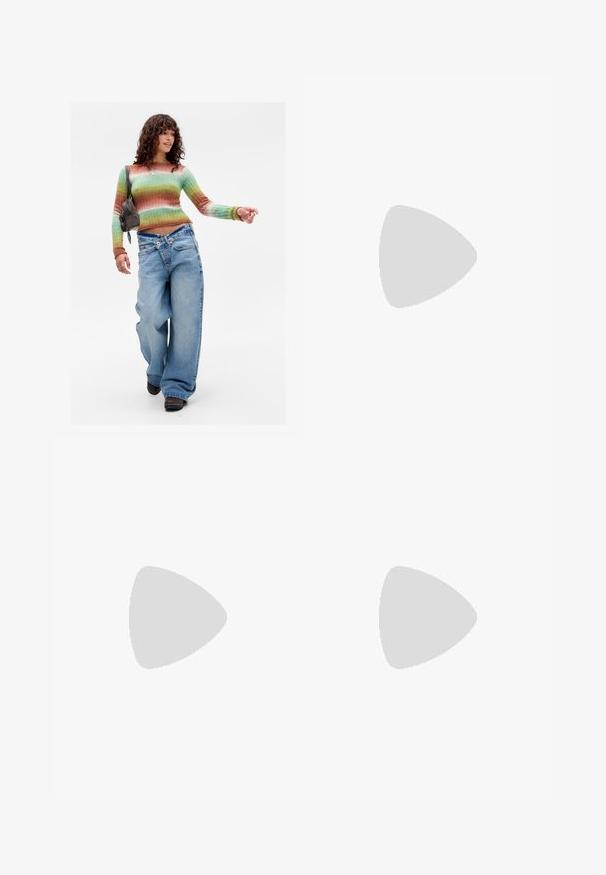 Egy nő magabiztosan sétál, színes csíkos pulóverben, széles lábú farmernadrágban keresztezett derékpánttal, barna cipőben és egy barna válltáskával.; Sötétkék, egyenes szabású farmernadrág elülső zsebekkel, övhurkokkal és gombos záródással a derékrészen, fehér háttér előtt.; Beige velúr sportcipők fehér fűzőkkel, gumírozott barna talppal és barna bőr sarokdíszítéssel, melyen logó található az oldalon.; Fekete bőrtáska ívelt formával, levehető pánttal és arany színű fémrészekkel. A táskán egy csattal díszített fedél található.