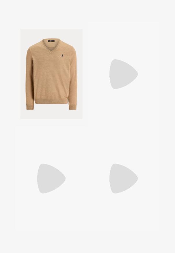 Sweater masculino bege de decote em V com mangas longas e um pequeno logótipo escuro de jogador de polo no lado esquerdo do peito.; Camisa de botões de manga longa branca em algodão. Apresenta um colarinho clássico, punhos com botão e um pequeno logótipo bordado em azul-marinho no peito.; Calças de algodão bege com corte reto, apresentando passantes para cinto, frente lisa e bainhas ajustadas. Textura suave e detalhes mínimos.; Sapatilha de barco em pele castanha com atacadores, ilhós dourados e sola em borracha clara. Projetada com um padrão de costura elevada na ponta.
