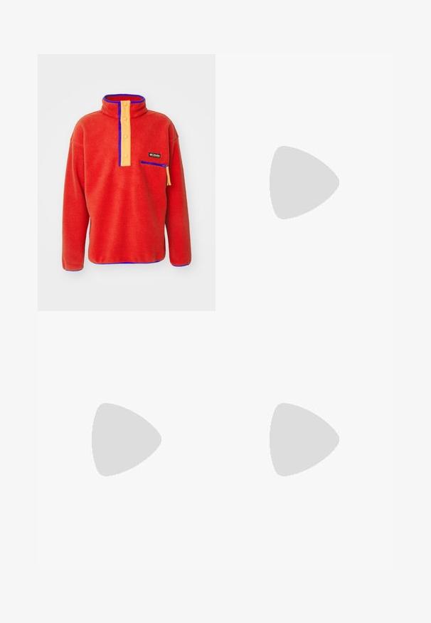 Rød fleece-pullover med høj krave, orange knaplukning, blå detaljer og en lynlåslomme på brystet. Blød tekstur, afslappet pasform.; Nike sort bomulds t-shirt med en klassisk rund hals, korte ærmer og et diskret, præget logo på brystet. Glat tekstur.; Sorte afslappede bukser med snøring i livet, sidelommer og lige ben, på en ensfarvet baggrund.; Sorte træningssko med tekstureret stof og gummisåler, udstyret med elastiske snørebånd og en blå detalje på hælen. Bæres med lyse denimbukser.