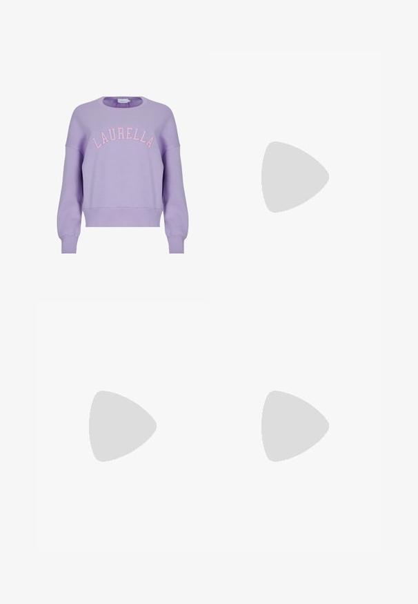 Ljubičasti dukserica s okruglim izrezom i dugim rukavima. Sadrži "LAURELLA" u ružičastoj stickanoj štampanoj preko grudi. Mekana tekstura tkanine.; Smeđi pamučni hlače slim-fit kroja, ravnog prednjeg dijela i standardnih džepova; glatka tekstura i obrubljene manžete.; Bijele kožne tenisice, niskog kroja, s glatkom teksturom, okruglim vrhom, vezanjem sprijeda i malim izvezenim logom sa strane.; Crna kožna torba u obliku polumjeseca. Ima zlatne akcentne detalje i usku traku. Glatka tekstura, zatvaranje na rajsferšlus na vrhu.