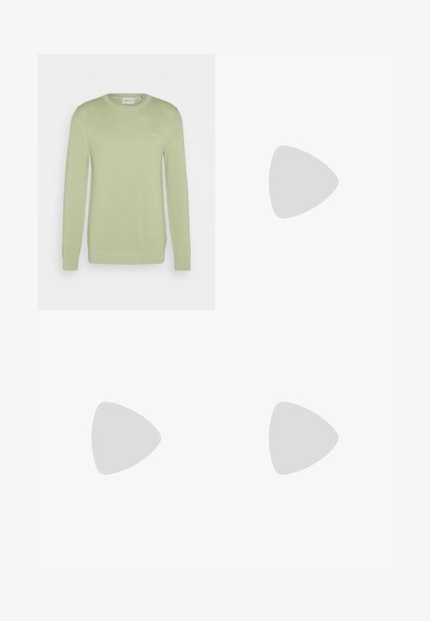 Maglione lungo a maniche con tessuto a maglia testurizzata di colore verde chiaro. Caratterizzato da un collo a girocollo e un piccolo logo sul petto. Maniche e orlo aderenti.; T-shirt di cotone blu navy con scollatura rotonda e maniche corte. Presenta un design semplice senza motivi o decorazioni.; Pantaloni da bagno neri realizzati in tessuto leggero. Presentano un elastico in vita con cordino e un branding sottile sull'orlo inferiore.; Sneakers bianchi con texture perforata sulla punta, tomaia in pelle liscia, suola beige e un logo discreto sul tallone.