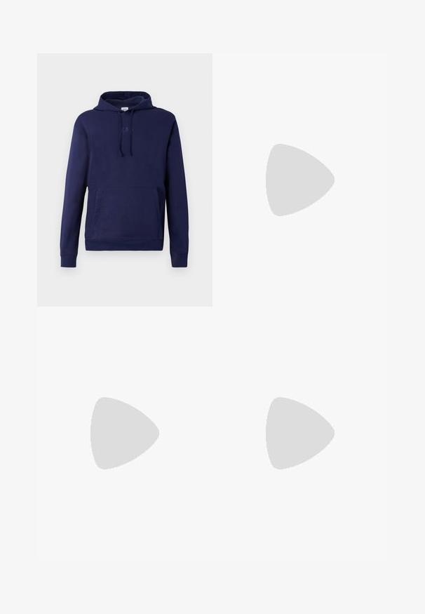 Felpa con cappuccio blu navy, dotata di tasca frontale a marsupio, cappuccio con cordino e logo GAP in rilievo sul petto.; Polo shirt nero a maniche corte con un motivo astratto testurizzato. Il colletto è piatto e leggermente aperto, migliorando il design rilassato.; Shorts in denim azzurro chiaro con taglio classico. Presentano cinque tasche, dettagli di cucitura arancione e orli a taglio vivo.; Mocassini in pelle nera con finitura liscia, punta arrotondata e cuciture decorative sulla tomaia. Tacco basso impilato e leggero lucido.