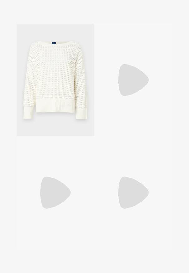 Maglione bianco lavorato a maglia con vestibilità ampia, motivo a tessitura aperta e polsini e orlo a costine. Etichetta cucita sul lato sinistro in basso.; Camicia di denim azzurra con dettagli a forma di cuore, colletto a puntale, taschino frontale e patta con bottoni. Tessuto morbido e testurizzato.; Pantaloni beige a gamba larga con una texture liscia, caratterizzati da una vita alta e due tasche frontali. Design pulito con una vestibilità sartoriale.; Scarpa nera in pelle con tacco alto, punta affusolata, cinturino alla caviglia e tacco sottile. Texture liscia con un accento dorato alla base del tacco.
