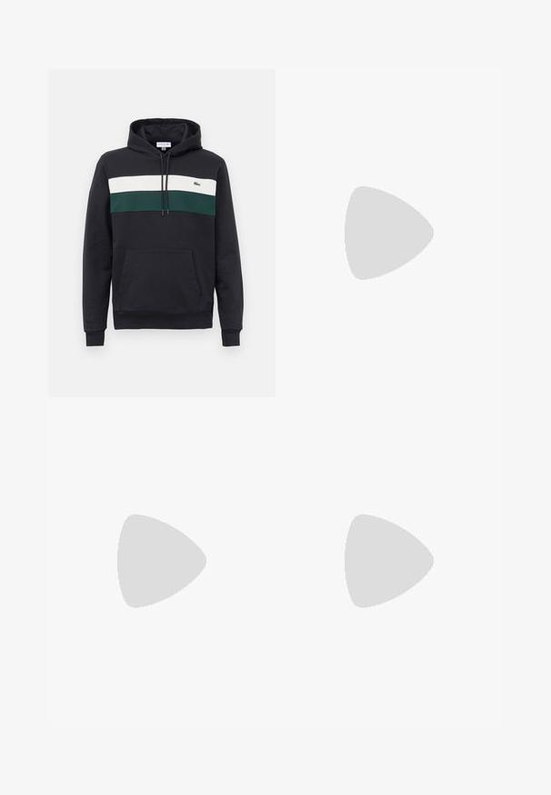 Hanorac negru cu glugă, cu dungi orizontale albe și verzi pe piept și o buzunar frontal tip cangur.; Tricou negru cu mânecă lungă, realizat din bumbac, cu un guler rotund și un mic logo brodat cu un crocodil verde pe partea stângă a pieptului.; Pantaloni bleumarin dintr-un material neted, cu un design cu picior drept, cusături pentru curea și închidere cu nasture și fermoar.; Adidași Lacoste de culoare gri închis, din material mesh și sintetic, cu o talpă texturată și accente maronii pe guler și branding.