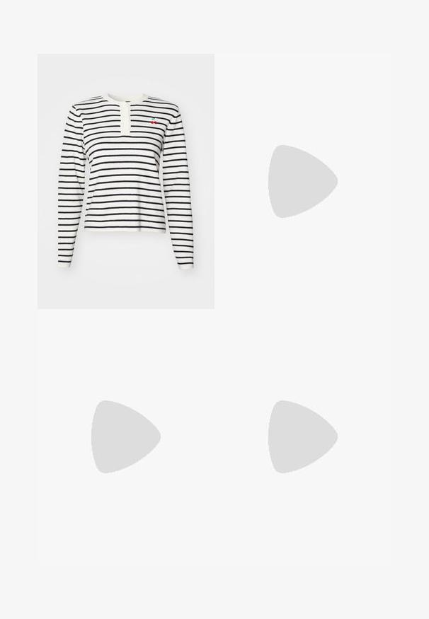 Μακρυμάνικη μπλούζα με ρίγες σε λευκό και ναυτικό μπλε, με ντεκολτέ χένλεϊ και κουμπιά, καθώς και μικρή κεντημένη λεπτομέρεια κερασιάς στο στήθος.; Απαλά μπλε φαρδιά τζιν παντελόνια φτιαγμένα από τζιν υλικό. Διαθέτουν ψηλή μέση, κλείσιμο με κουμπί μπροστά και δύο τσέπες. Λείο υφή με ελαφριά ξεθώριασμα.; Λευκά δερμάτινα sneakers με ανοιχτό μπλε λεπτομέρειες, γκρι σουέντ μύτη και καφέ καουτσούκ σόλα. Διαθέτουν τρεις μπλε ρίγες και σήμα "Samba".; Μαύρα γυαλιά ηλίου με καφέ φακούς. Ορθογώνιο σχήμα με παχύ σκελετό, που περιλαμβάνει διακριτικές μεταλλικές λεπτομέρειες στους βραχίονες.