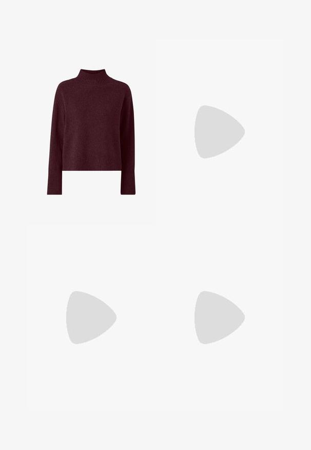 Ellos Collection Strickpullover - rot; Braune Kunstleder-Hosen mit weitem Bein und hohem Bund, ausgestattet mit frontalen Taschen und einem klassischen Knopfverschluss. Weiche Textur und matte Oberfläche.; Schwarze Leder-Ankle Boots mit spitzem Zehenbereich, quadratischem Absatz, glatter Textur und Nähten entlang der Nähte. Die Absätze messen ungefähr 8,9 cm.; Burgunderfarbene Lederhandtasche mit geschwungener Form, Reißverschluss und einer mit Kette verzierten Tragriemen. Glenzende, glatte Oberfläche.