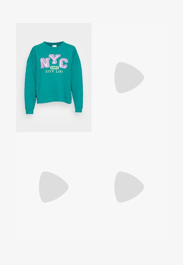 VILA VIRUST ORLEANS - Camisola - green; Calças de ganga de perna larga em um azul médio, apresentando um efeito de degradação do mais escuro para o mais claro. Feitas de ganga com um design tradicional de cinco bolsos.; Sapatilhas brancas e cinzas com um detalhe preto no calcanhar, apresentando um cabedal em couro liso e uma ponta em camurça texturizada. Usadas com meias escuras cinzas e largas.; Bolsa de couro preta com forma curva, alça destacável e detalhes em dourado. A bolsa possui uma aba com detalhe de fivela.