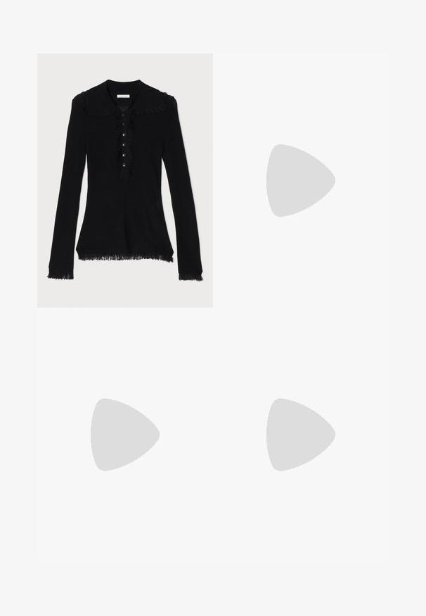 Svart långärmad topp med krage, med en fransad kant och knäppning fram. Mjuk, strukturerad tyg.; Svart midi kjol med krinklad textur, rak skärning och sidoflik. Materialet verkar lätt. Kjolens fåll är något rundad.; Svart läder ankelboot med spetsig tå och en smidig design. Har en låg klack och en dragkedjestängning bak. Slät textur.; Brun handväska i krokodilmönster med handtag och axelrem. Har en framträdande logotyp på den framtida klaffen. Mjuk textur.