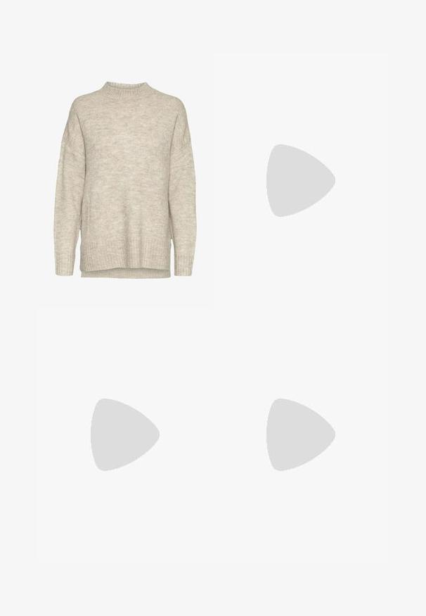 Vaalean beige neulepaita, jossa on korkea kaulus, laskettu olka, ribbaatut hihansuut ja helma. Kangas näyttää pehmeältä ja teksturoidulta.; Mustat housut suoralinjaisella leikkauksella, joissa on etutaskut ja sivurei'ät helman alla. Valmistettu pehmeästä ja sileästä kankaasta. Sopii eri tilaisuuksiin.; Musta kiiltävä korkokenkä sandaalit neliönmuotoisella varpaalla, nilkkaremmillä ja hopeisilla soljilla. Varustettu tukevalla lohkokorkealla vakauden takaamiseksi.; Mustapahkainen kangaskassi, jossa on sileä pinta, suorakaiteen muotoinen ja kaksi pitkää kahvaa. Ei näkyvää metalliosaa tai koristeita.