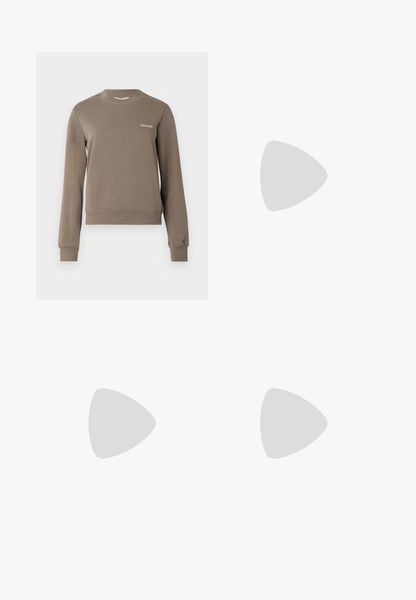 Brun sweatshirt med lange ermer, rund halsutskjæring og ribbestrikkede mansjetter. Har en liten hvit logo på øvre venstre side. Myk tekstur.; Blå denimflares med høy midje, femlommerdesign og metallknapplås. Jevn tekstur, uformell stil og minimal søm.; Hvite lær sneakers med glatt tekstur, rund tå, minimale snøringer og flat gummisåle. Enkelt design uten ekstra aksenter.; Svart veske i faux lær med tekstur, med en perlet sølvdetalj langs det øverste håndtaket og en kjede-rem.