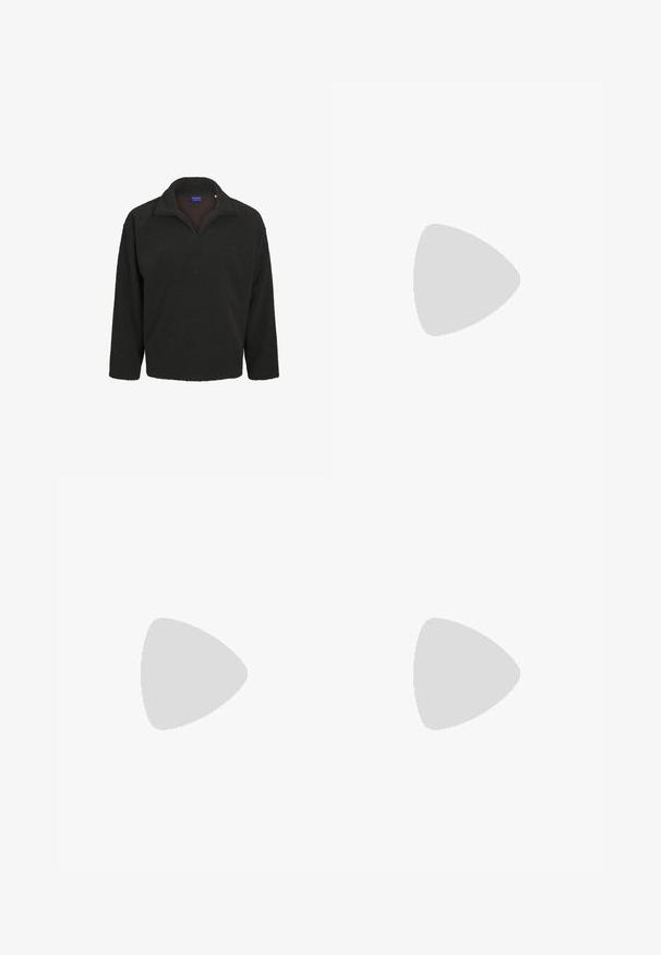 Dunkelblauer Fleece-Pullover mit halbem Reißverschluss-Kragen, langen Ärmeln und einer weichen, strukturierten Oberfläche. Keine sichtbaren Muster oder Akzente.; Weiße Baumwoll-T-Shirt mit kurzen Ärmeln, rundem Ausschnitt, lockerer Passform und ohne sichtbare Logos oder Muster. Glatte Textur und minimalistisches Design.; Schwarze Jeans aus Denim mit geradem Bein, ausgestattet mit einem Reißverschluss, Gürtelschlaufen und sechs Taschen, gefertigt aus einem robusten Baumwollmischgewebe.; Beige Wildleder-Ankle-Boot mit schwarzem gepolstertem Kragen, goldenen Metallösen, weißen Nähdetalben und einer robusten Gummisohle mit ausgeprägtem Profil.