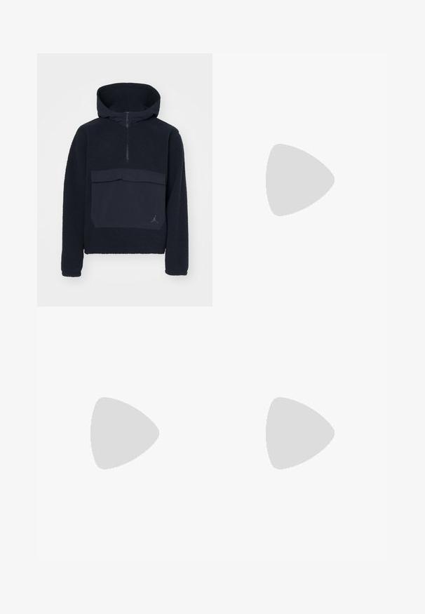 Jordan FLIGHT - Fleecetrøjer - black; Blå denimjeans med en afslappet pasform, høj talje, fem-lomme design og syningsdetaljer. Har en knap- og lynlåslukning.; Hummel MATCH POINT MP - Sneakers - bright white; Sort quiltet skuldertaske med en blød tekstur, båret af en person i en hvid grafisk T-shirt med fed tekst. Afslappet outfit med denim.