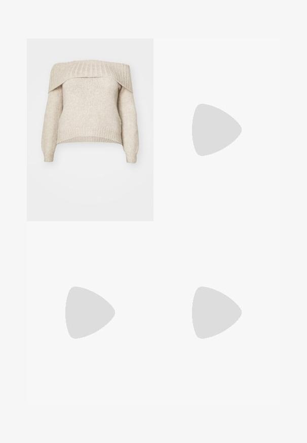 ONLY Carmakoma CARMARIE OFF SHOULDER  - Svetr - pumice stone melange; Černé kalhoty s rovným střihem, s předními kapsami a bočními rozparky na lemu. Vyrobené z jemné, hladké tkaniny. Vhodné na různé příležitosti.; Černé lakované sandály na podpatku se čtveratou špičkou, lýtkovými pásky a stříbrnými přezkami. Disponují masivním blokovým podpatkem pro stabilitu.; Černá kožená kabelka s křivkovým tvarem, odnímatelným popruhem a zlatými detaily. Kabelka má klopu s přezkou.