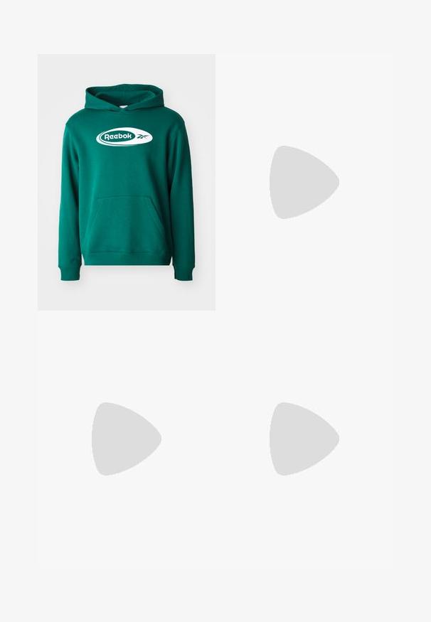 Hanorac verde din bumbac cu buzunar tip kangur, manșete ribbate și un logo alb Reebok pe piept. Textură moale și ajustare standard.; Jeans din denim de culoare albastru deschis, cu un design cu picioare drepte, având talie medie, cinci buzunare și un sistem de închidere cu nasture și fermoar.; Mocasini din piele neagră cu un accent ciufulit, având o talpă groasă neagră și cusături galbene pe margine. Finisaj texturat.; Colier din metal argintiu în trei straturi, cu lanțuri elegante și flexibile, cu un ușor luciu, asigurat cu un închizător de tip homar și un lanț ajustabil.