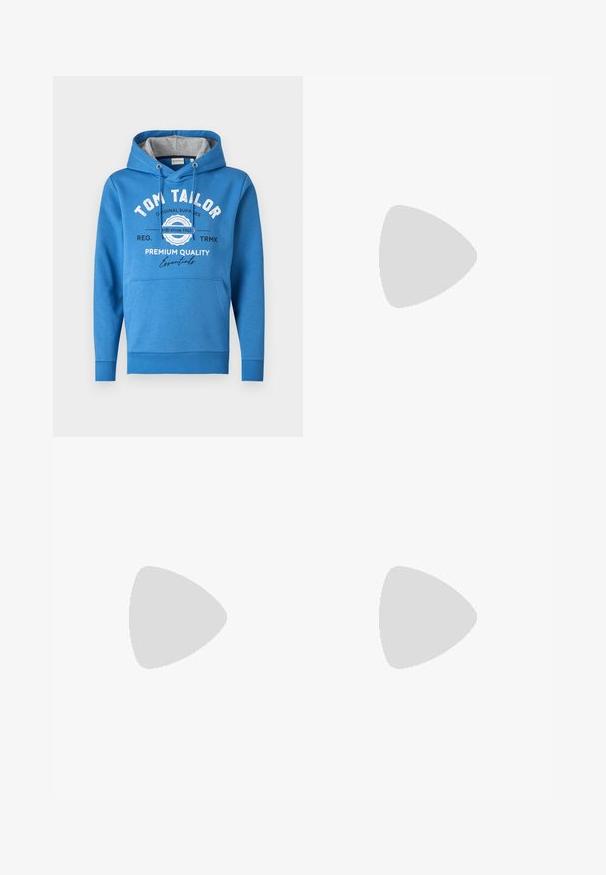 Modrá mikina s kapucňou má predné vrecko, šnúrku na kapucni a šedé vnútorné podšívky. Tlačené logo obsahuje "TOM TAILOR" a "PREMIUM QUALITY."; Biele dlhé rukávy košele so zapínaním na gombíky z bavlny. Má klasický golier, gombíkové manžety a malú tmavomodrú vyšitú logo na hrudi.; Svetlo modré denimové nohavice s úzkym strihom, dizajnom s piatimi vreckami a jemným vyblednutím. Obsahujú gombíkový zapínanie a prešitý lem.; Svetlohnedé semišové topánky s okrúhlym špičkou, prešitou detailnou úpravou a ribbovanou hnedou gumovou podrážkou. Obsahujú bočný štítok s logom "Clarks".