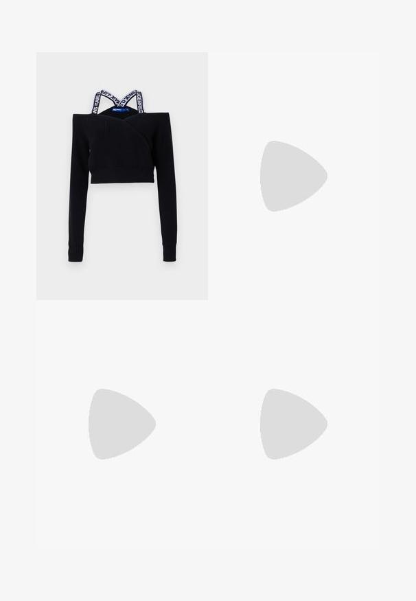 Schwarzer, verkürzter Pullover mit gerippter Textur, schulterfreiem Design und langen Ärmeln. Verfügt über gebrandete Träger in Weiß und Blau.; Schwarz-weiße tapered Hosen mit schlankem Schnitt und kontrastierenden Paneelen. Der Stoff hat eine glatte Textur; der Bund ist flach und enganliegend.; Schwarzlederne Slingback-Absätze mit spitzer Zehenform, schlankem Absatz und dekorativem Schnallendetail auf dem Blatt. Glatte Textur und elegantes Design.; Schwarz-weiße gestreifte Handtasche mit strukturierter Form, ausgestattet mit einem oberen Griff, einem abnehmbaren Kettenriemen und einem metallischen Logo-Detail.