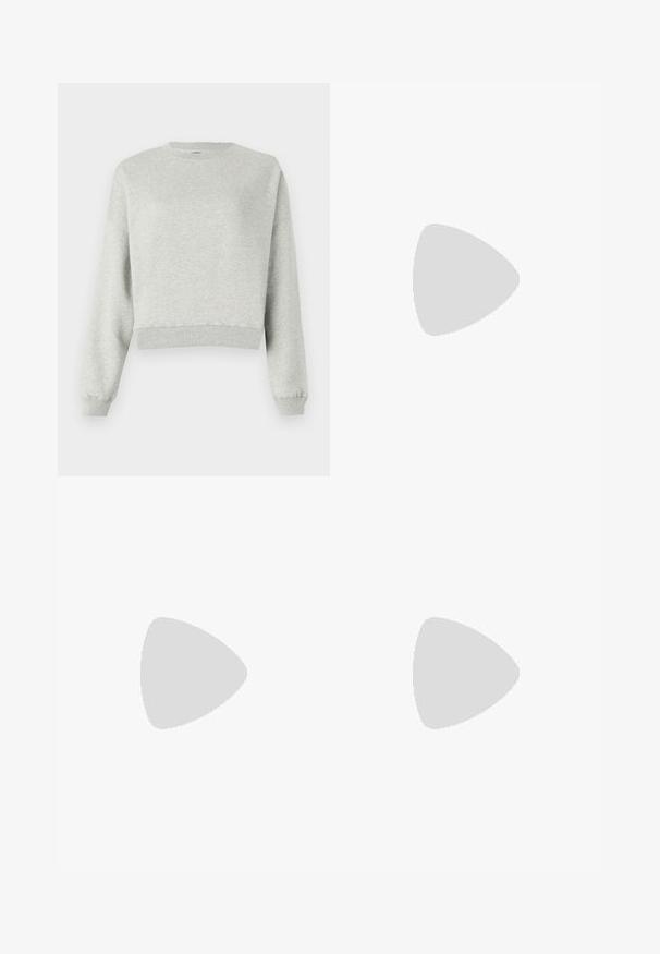 Grå sweatshirt gjord av mjukt, strukturerat tyg. Har rund halsringning, långa ärmar och en kortad fåll. Enkel design, inga mönster eller dekorationer.; Svart kortärmad t-shirt i bomull, med rund halsringning och en liten vit logotyp på vänster bröst.; Vida byxor i denim med breda ben gjorda av medeltungt blått bomullstyg. Funktioner en klassisk femfickorsdesign och en dragkedja med knappstängning.; Vita lädersneakers med beige mockadetaljer, perforerad tåbox, platta snören och en texturerad krämfärgad sula. Har diskret varumärkning på hälen.