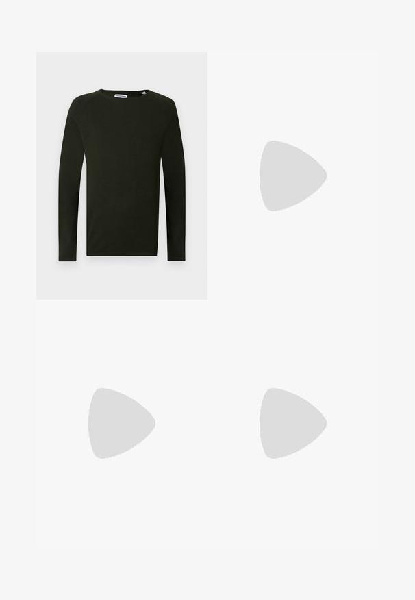 Sötétzöld, hosszúujjú kötött póló, kerek nyakkivágással, textúrált anyaggal és testhezálló mandzsettával. A címke látható a nyaknál.; Világoskék farmernadrág magas derékkal, elülső gombbal, cipzárral és öt zsebbel, sima háttérre fektetve.; Fehér sneaker fekete és szürke részletekkel, textúrált szürke orr résszel, fekete gumitalppal és lapos fehér fűzőkkel. Tiszta dizájn, minimalista stílus.; Szürke velúr övtáska kerek formával, két cipzáras rekesszel és állítható pánttal. Fém dekorációval rendelkezik.