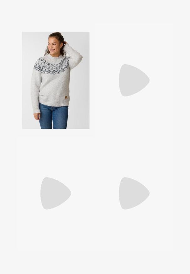 Hellgrauer Strickpullover mit einem gemusterten Passe in Dunkelgrau. Rippbündchen und -saum sowie ein kleines Lederlogo-Tag an der Seite.; Schwarze weite Sweatpants mit elastischem Bund, versehen mit weißen Seitestreifen und einem gestickten Logo auf dem linken Oberschenkel.; Schwarz-weiße Sneaker mit einem Obermaterial aus Wildleder und Leder, ausgestattet mit drei weißen Streifen, einer perforierten Zehenpartie und einer Sohle aus Gummi.; Schwarze Lederhandtasche mit trapezförmiger Form, ausgestattet mit einem erhöhten Adidas-Logo-Design und einem dünnen Schultergurt. Reißverschlussöffnung an der Oberseite.