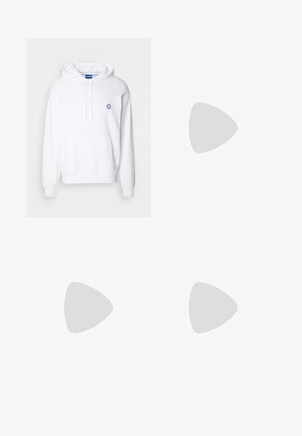 Weißer Hoodie mit einer frontalen Tasche, Kapuze mit Kordelzug und blauer Smiley-Gesicht-Loge auf der Brust. Hergestellt aus weichem Baumwollmaterial.; Dunkel gewaschene Denim-Jeans mit lockerer Passform, die zwei aufgerissene Kniebereiche, einen standardmäßigen Knopfverschluss und ein Fünf-Taschen-Design aufweisen.; Weiße Sportschuhe aus Mesh und Wildleder, mit einer strukturierten Zwischensohle, strukturierten Akzenten und dem "HUGO"-Logo an der Seite.; Schwarze, strukturierte Laptoptasche mit zwei oberen Griffen, abnehmbarem Schultergurt, Reißverschluss und einem kleinen Logo-Patch zur Markenkennzeichnung.