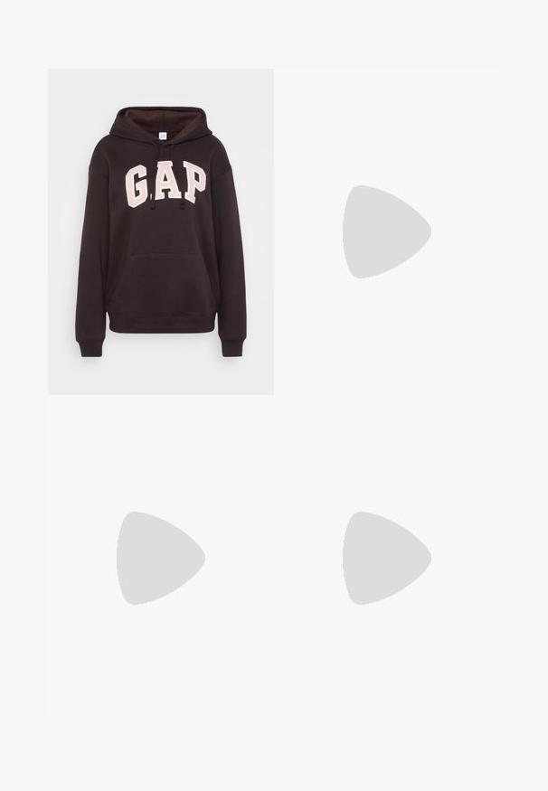 Svart hoodie med en stor, rosa broderad "GAP"-logotyp på framsidan, känguruficka, dragsko i huvan och ribbade muddar.; Rosa sweatpants med elastiskt midjeband, rak benstil och stor tryckt "G"-logotyp på vänster lår. Mjuk bomullsblandning.; Bruna mockakängor med plattform och elastiska sidopaneler samt orange dragflikar, till kombinerade med en knälång ljus denimkjol på ett trägolv.; Fyra par silverörhängen i olika storlekar: stora släta cirklar och mindre rundade stilar med en polerad yta och enkla lås.