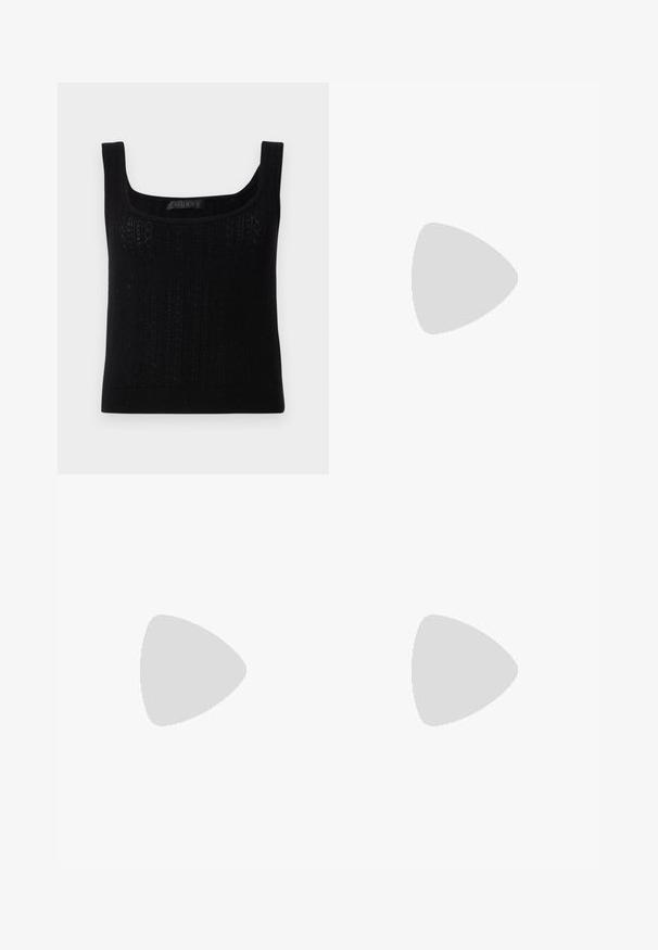 Top de malha preto sem mangas com decote quadrado. Apresenta riscas verticais texturizadas e uma forma justa. Etiqueta do logótipo na parte interior do decote.; Jeans de ganga azul claro, flare, com uma cintura alta, apresentando dois botões e bolsos frontais. O tecido tem uma textura desbotada com variações subtis.; Sapatos de salto alto bege com um tecido texturizado que apresenta um padrão repetido. Design de bico pontiagudo com um detalhe na parte de trás e salto dourado.; Mala mini preta de lantejoulas com uma alça texturizada em nó e corrente prateada. Forma arredondada com parte superior pregueada e detalhes reflexivos.