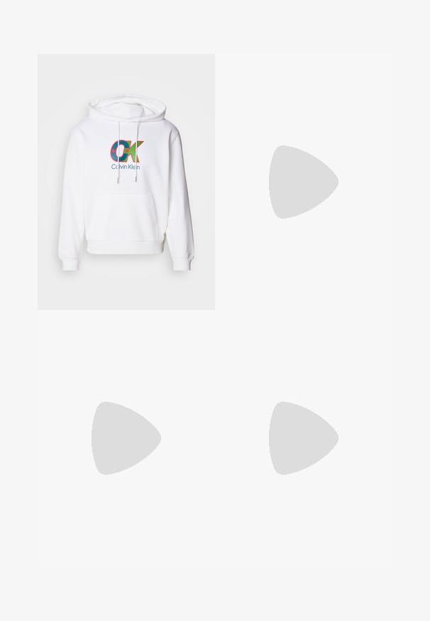 Hanorac alb cu un buzunar frontal tip cangur, glugă cu șnur și un logo colorat "OK" cu textul "Calvin Klein" în albastru.; Cămașă albă din bumbac cu mâneci lungi, decolteu rotund, fante pe laterale la baza, cu o textură netedă, expusă din spate.; Jeans din denim bleu deschis cu un design drept, cinci buzunare, închidere cu buton, decolorare minimă și detalii de cusătură în contrast.; Adidași albi cu o suprafață din piele netedă și un profil jos. Au un vârf rotunjit, șase orificii pentru șireturi și o talpă din cauciuc texturată.